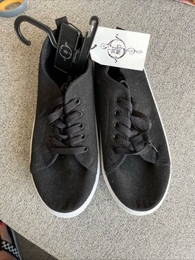 Black Canvas Women's Sneakers - Casual Lace-Up Style